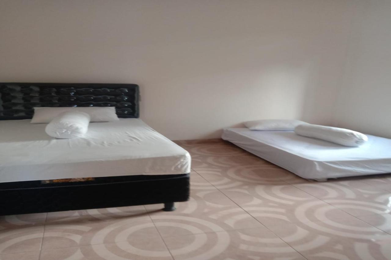 Express O 91722 Home Stay Dan Sewa Mobil Jhon'S Family Labuan Bajo Exterior photo